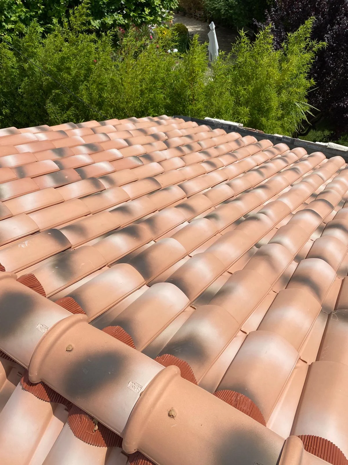 Détail des tuiles en terre cuite d’une toiture réalisée par Rénovation Castagne